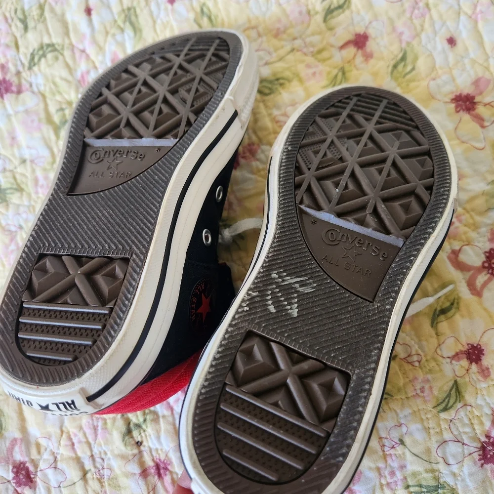 Converse all🌟starKids' Black/Red/white High-Tops Size 2 pre-owned